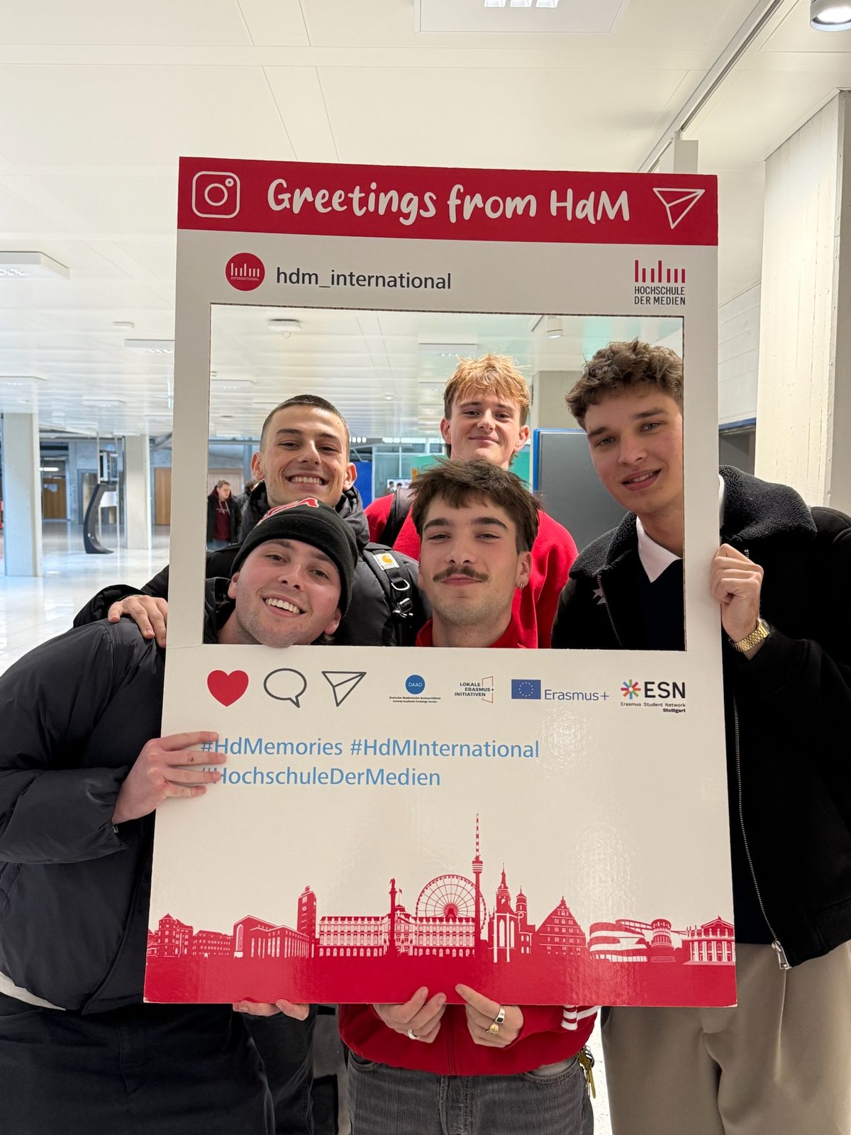 Met de Erasmus-groep bij een fotokader van Hochschule der Medien in Stuttgart
